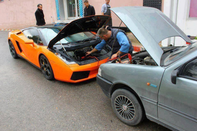 Lamborghini Gallardo được Fiat Uno 30 tuổi giúp câu bình ắc-quy