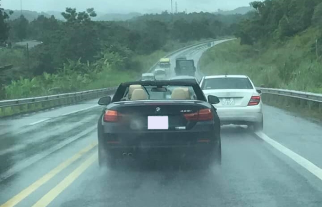 Người lái chiếc BMW 428i mui trần có thể phải đem xe đến một garage để kiểm tra lại nội thất Người lái chiếc BMW 428i mui trần có thể phải đem xe đến một garage để kiểm tra lại nội thất