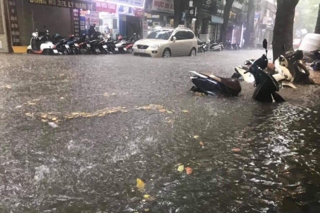 Lý Nam Đế nước ngập hết bánh xe Lý Nam Đế nước ngập hết bánh xe