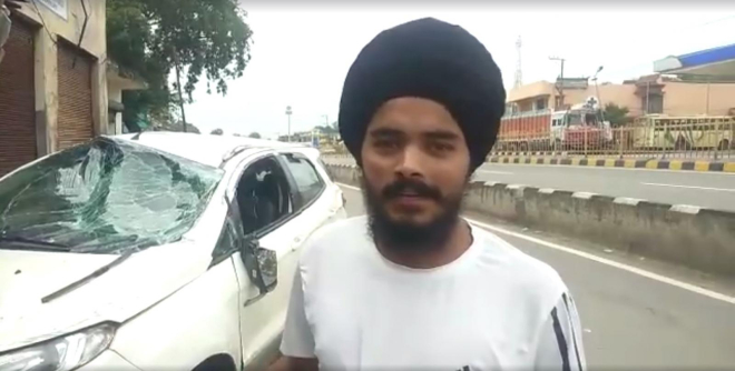 Người lái trả lời phỏng vấn bên chiếc Ford EcoSport biến dạng