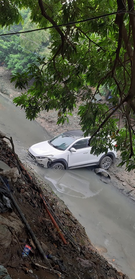 Chiếc Hyundai i20 Active nằm dưới mương nước Chiếc Hyundai i20 Active nằm dưới mương nước