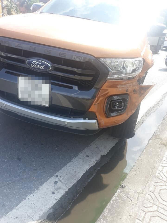 Chiếc Ford Ranger bị vỡ góc đầu xe bên trái