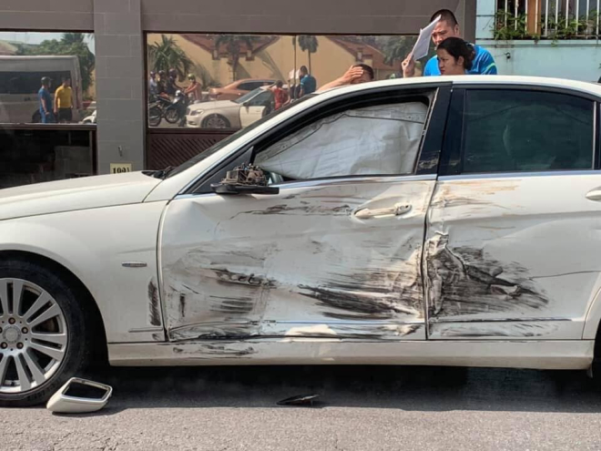 Phần sườn xe bị biến dạng của chiếc Mercedes-Benz