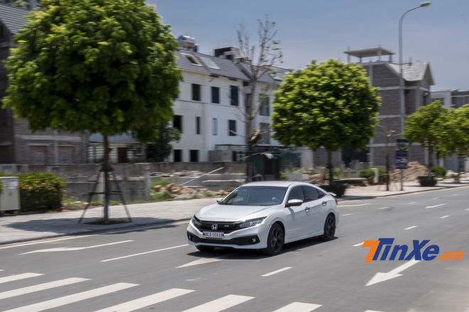 Vận hành Honda Civic RS 2019 mang lại nhiều cảm xúc hơn nhờ vào sự nâng cấp ở bộ vành và lốp xe Michelin.