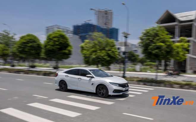 Honda Civic RS 2019 có giá hơi bán cao nhưng thực sự đáng tiền với những khách hàng ưa thích cảm giác lái.