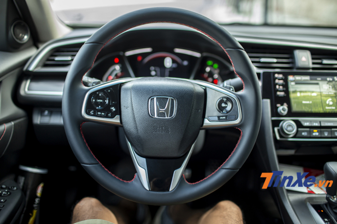 Nội thất bọc da khâu chỉ đỏ tạo điểm nhấn mới cá tính, thể thao hơn cho Honda Civic RS 2019.