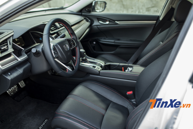 Honda Civic thế hệ 10 được nâng cấp rõ rệt từ trong ra ngoài.