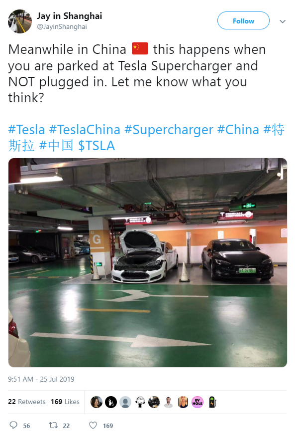 Hình ảnh chiếc Tesla Model S bị tháo gỡ tấm cản va do đỗ xe ở Supercharger mà không sạc