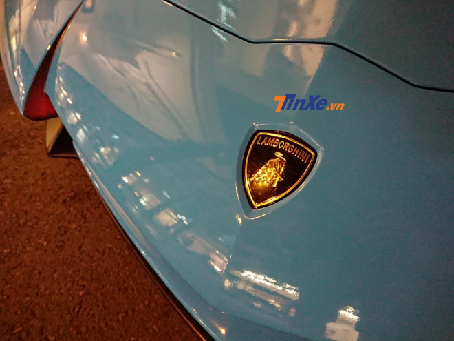 Quá trình thay áo sang màu Blu Cepheus của siêu xe Lamborghini Aventador LP750-4 SV được thực hiện bằng phương pháp dán đề-can Quá trình thay áo sang màu Blu Cepheus của siêu xe Lamborghini Aventador LP750-4 SV được thực hiện bằng phương pháp dán đề-can