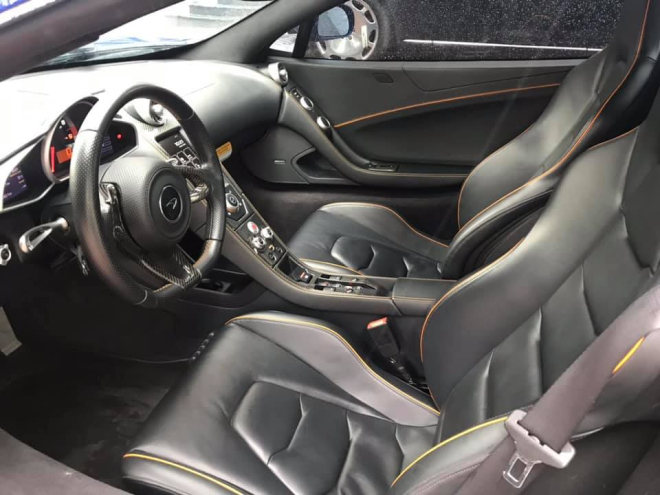 Nội thất của siêu xe McLaren 650S Spider mang màu xanh Aurora Blue độc nhất Việt Nam Nội thất của siêu xe McLaren 650S Spider mang màu xanh Aurora Blue độc nhất Việt Nam