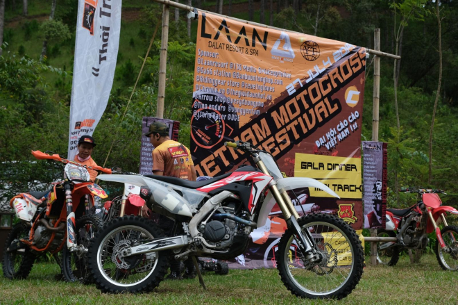 Tập trung từ khá sớm, tại mặt sân của LAAN Resort đã có rất nhiều những chiếc xe cào cào chuyên nghiệp đến từ nhiều hãng xe lớn khác nhau như Honda, KTM, Yamaha hay Husqvarna.