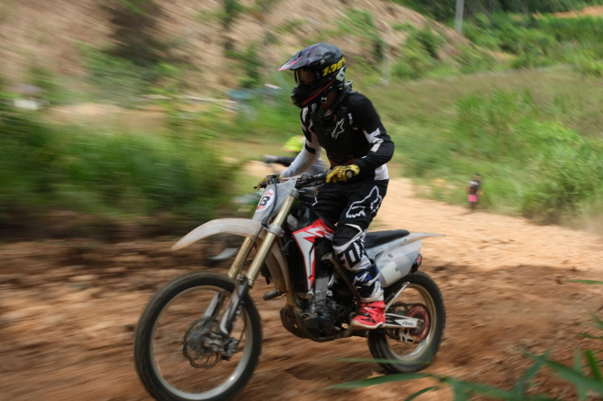 Đường đua với nhiều đoạn dốc đất lên xuống khá thú vị