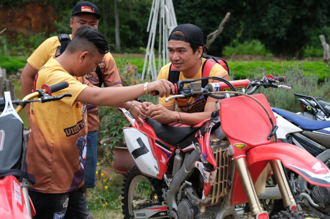 Các vận động viên, khán giả đều rất thích thú với những chiếc xe mang kiểu dáng thanh thoát đầy mạnh mẽ