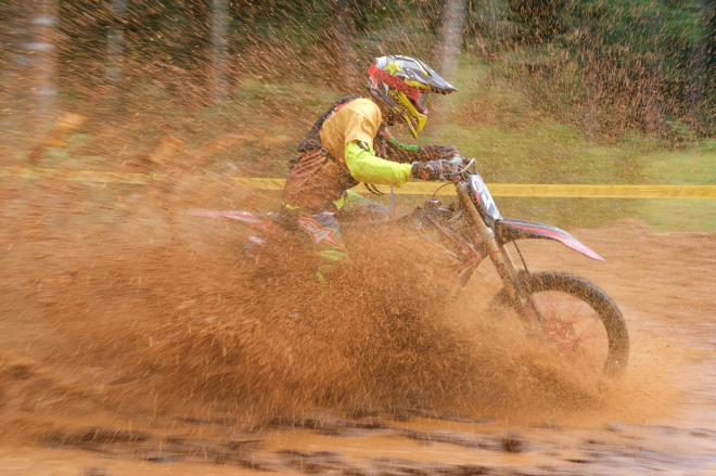 Cho đến những hố bùn đậm chất Dirt bike đều làm cuộc đua thêm phần màu sắc và thú vị hơn