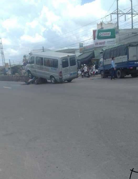 Chiếc ô tô khách leo lên dải phân cách cứng Chiếc ô tô khách leo lên dải phân cách cứng
