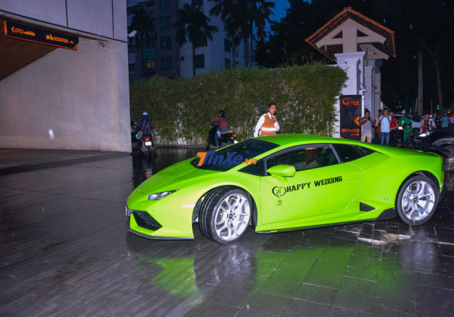  Lamborghini Huracan LP610-4 xanh cốm được một người yêu xe Nam Định chuyển vào Nam để tham dự đám cưới của Cường Đô-la.