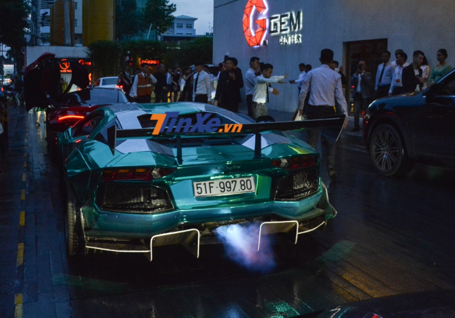 Khoảnh khắc Khoảnh khắc khạc lửa của siêu xe Lamborghini Aventador Limited Edition 50