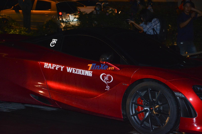 Chiếc siêu xe McLaren 720S này được dán dòng chữ Happy Wedding chúc mừng hạnh phúc của Cường Đô-la