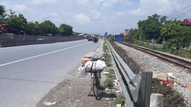 Chiếc xe đạp chở ve chai được đỗ ven đường 