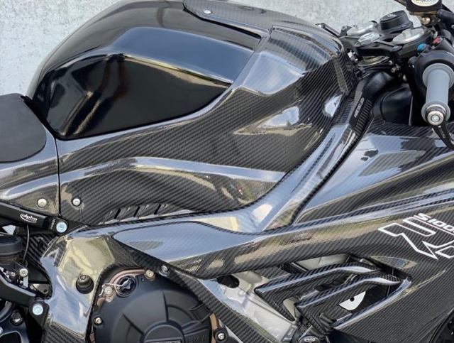 Bộ vỏ bóng bẩy vân carbon trên BMW S1000RR 2019 cho cái nhìn rất thu hút