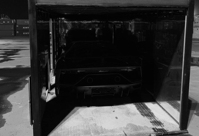 Siêu xe cực hiếm Lamborghini Aventador SVJ lúc ở cảng Siêu xe cực hiếm Lamborghini Aventador SVJ lúc ở cảng