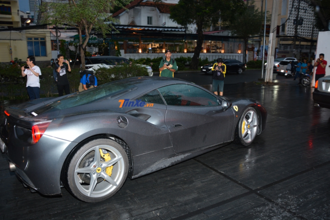 Nhưng sau khi bị từ chối đỗ vị trí VIP, chủ xe lái chiếc Ferrari 488 GTB đi tìm các thành viên Car Passion để họp mặt