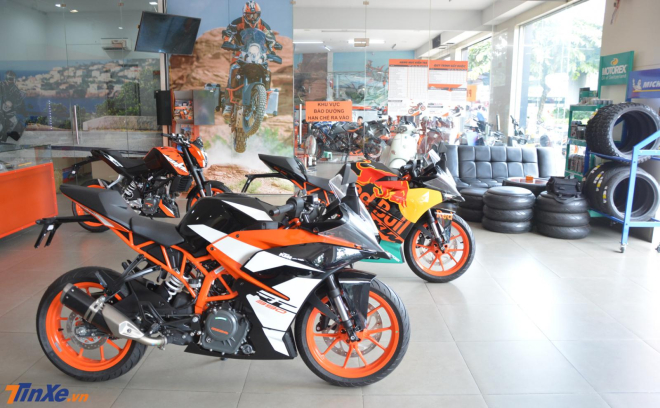 Về phần chiếc KTM RC 390 mang bộ áo đặc trưng màu trắng, đen và cam nổi bật Về phần chiếc KTM RC 390 mang bộ áo đặc trưng màu trắng, đen và cam nổi bật