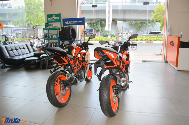 KTM RC 390 và KTM RC 390 phiên bản MotoGP Edition 2019 nhìn từ phía sau xe KTM RC 390 và KTM RC 390 phiên bản MotoGP Edition 2019 nhìn từ phía sau xe