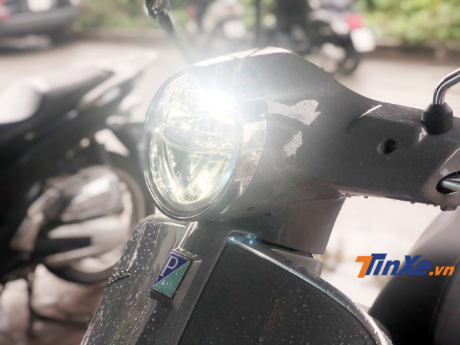 Hệ thống đèn chiếu sáng LED hai tầng trên Vespa GTS SuperTech 300HPE mang lại dáng vẻ hiện đại cho mẫu xe này. Hệ thống đèn chiếu sáng LED hai tầng trên Vespa GTS SuperTech 300HPE mang lại dáng vẻ hiện đại cho mẫu xe này.