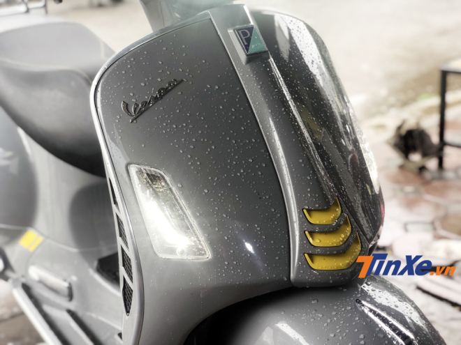 Cà-vạt yếm trước của xe được tái thiết kế để cá tính hơn. Cà-vạt yếm trước của xe được tái thiết kế để cá tính hơn.