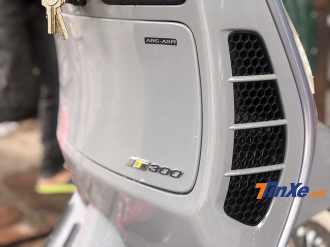 Khe thoát gió bên hông của Vespa GTS SuperTech 300HPe cũng được thay đổi thiết kế sang dạng tổ ong. Khe thoát gió bên hông của Vespa GTS SuperTech 300HPe cũng được thay đổi thiết kế sang dạng tổ ong.