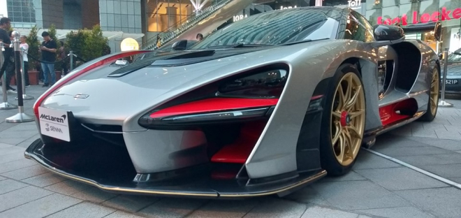 Chiếc McLaren Senna này có màu bạc đi kèm sợi carbon, các hoạ tiết đỏ cam và bộ mâm vàng đồng Chiếc McLaren Senna này có màu bạc đi kèm sợi carbon, các hoạ tiết đỏ cam và bộ mâm vàng đồng