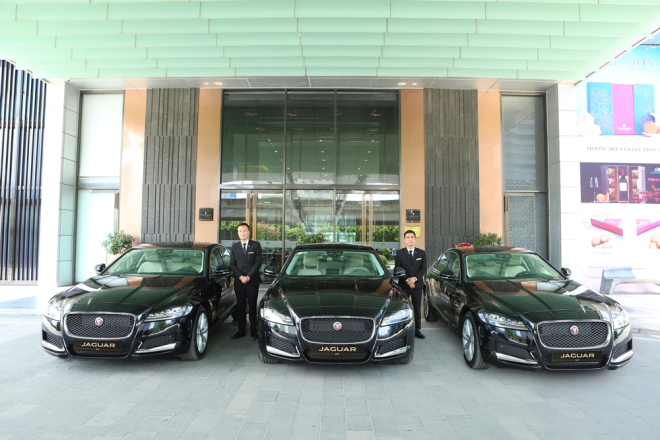 3 chiếc Jaguar XF Prestige có tổng giá trị hơn 8 tỷ đồng mới được Jaguar Việt Nam bàn giao cho khách sạn 5 sao tại Hà Nội 3 chiếc Jaguar XF Prestige có tổng giá trị hơn 8 tỷ đồng mới được Jaguar Việt Nam bàn giao cho khách sạn 5 sao tại Hà Nội