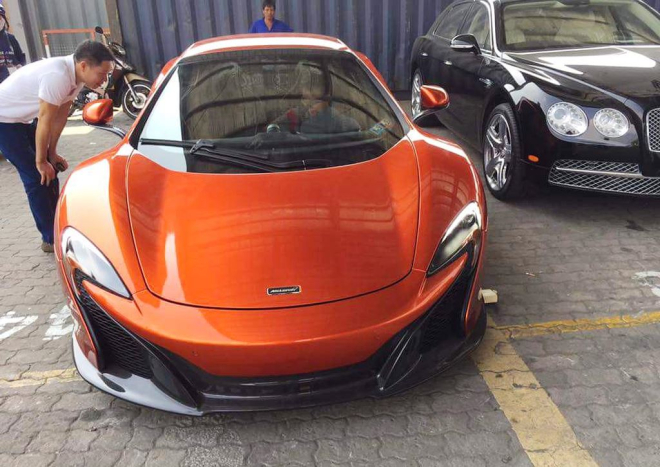 Chiếc siêu xe McLaren 650S Spider nguyên bản có màu sơn cam sẫm Volcano Orange Elite