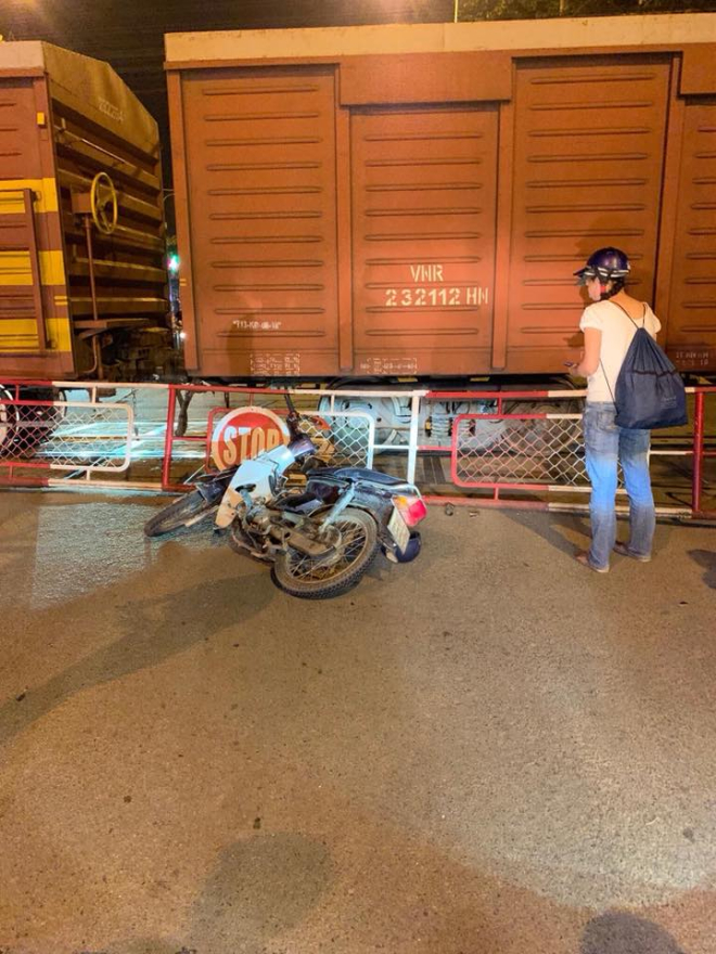 Chiếc xe máy của nạn nhân tại hiện trường vụ tai nạn Chiếc xe máy của nạn nhân tại hiện trường vụ tai nạn