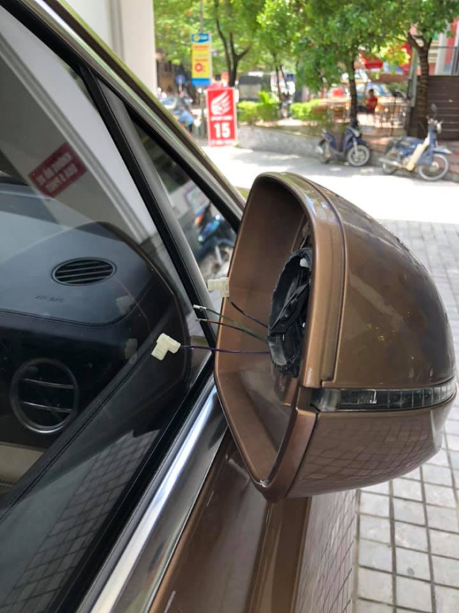 Phía còn lại chỉ bị vặt mặt gương Phía còn lại chỉ bị vặt mặt gương