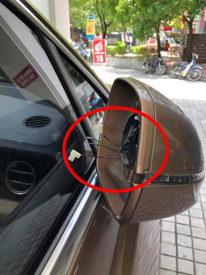 Phía còn lại chỉ bị vặt mặt gương Phía còn lại chỉ bị vặt mặt gương