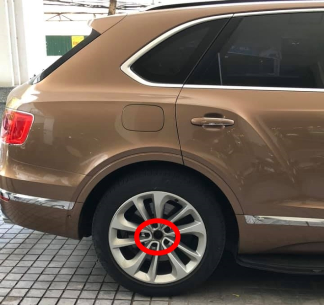 Và phía sau ở cùng một bên của chiếc SUV siêu sang Bentley Bentayga bị kẻ gian vặt logo mâm Và phía sau ở cùng một bên của chiếc SUV siêu sang Bentley Bentayga bị kẻ gian vặt logo mâm