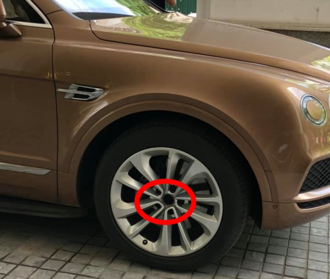 Bánh xe phía trước của chiếc Bentley Bentayga Bánh xe phía trước của chiếc Bentley Bentayga