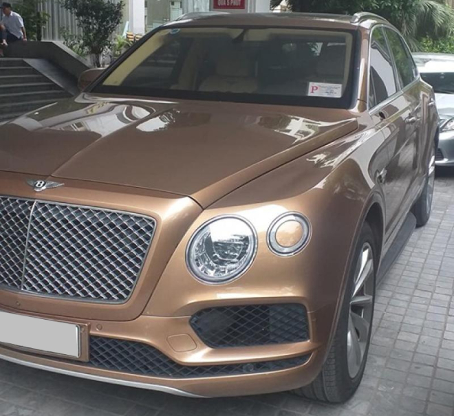 SUV siêu sang Bentley Bentayga hơn 23 tỷ đồng bị kẻ gian vặt gương SUV siêu sang Bentley Bentayga hơn 23 tỷ đồng bị kẻ gian vặt gương