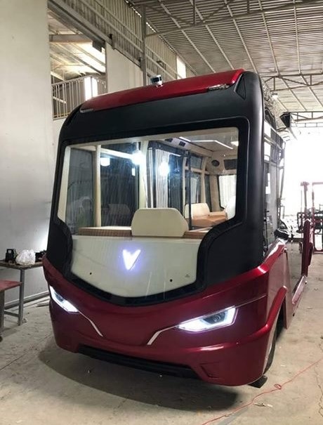 Xe có thiết kế khá lạ mắt, có phần hầm hố hơn xe buýt thông thường và được trang bị dàn đèn LED Xe có thiết kế khá lạ mắt, có phần hầm hố hơn xe buýt thông thường và được trang bị dàn đèn LED